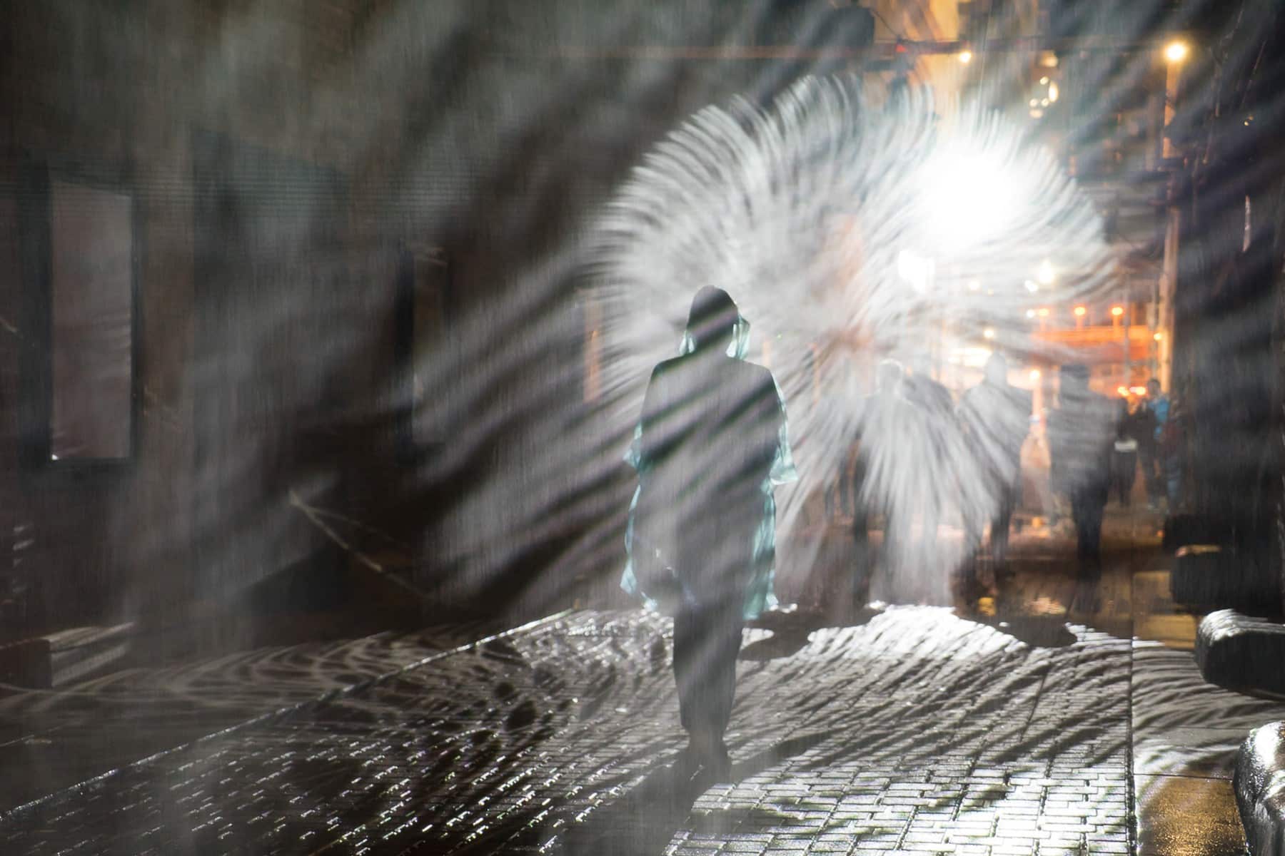 FLOW / Im Fluss von Luftwerk: Installation zum zwanzigjährigen Jubiläum in Chicagos Couch Place Alley, 2014.