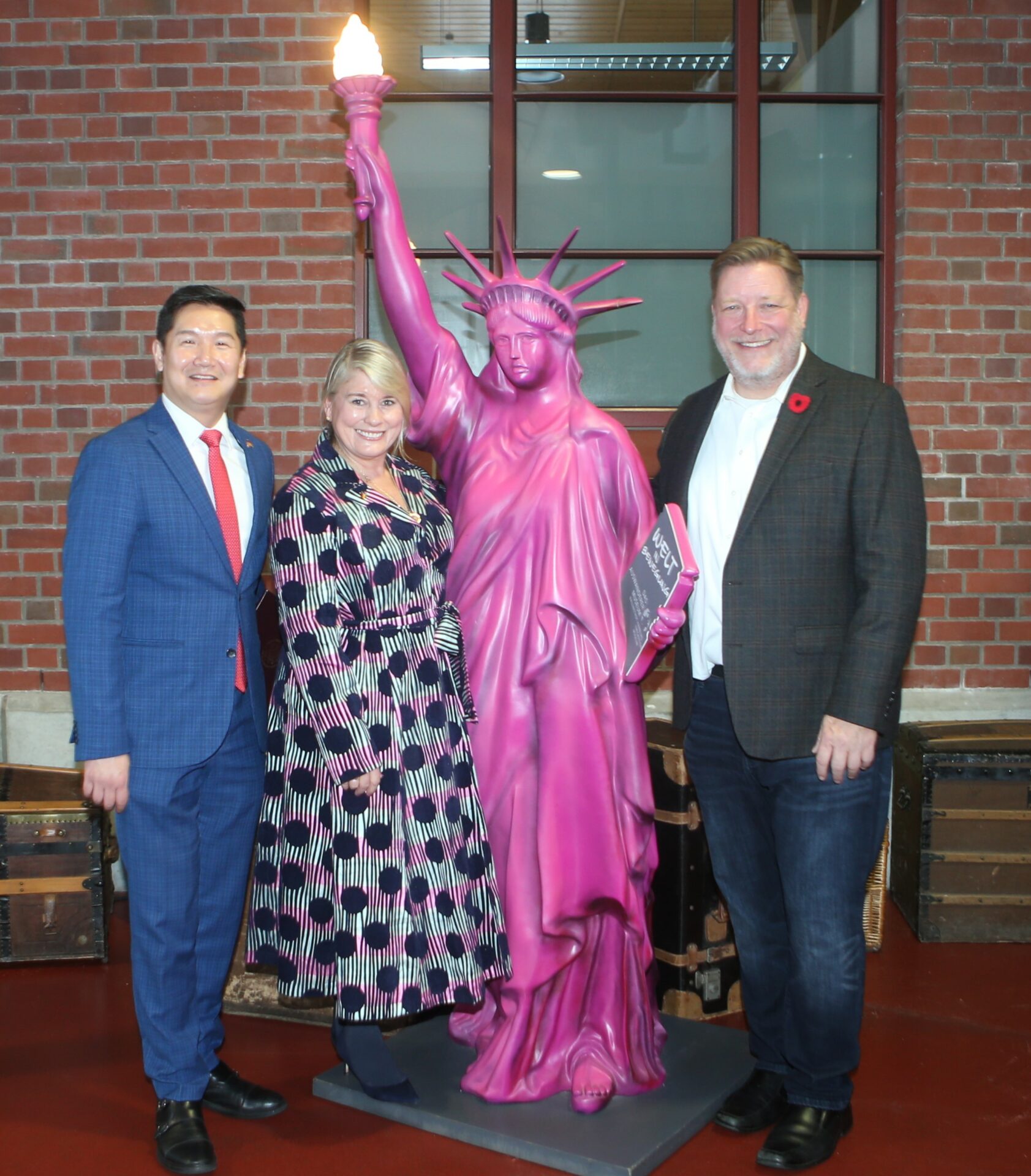 Gäste neben der Freiheitsstatue in der BallinStadt